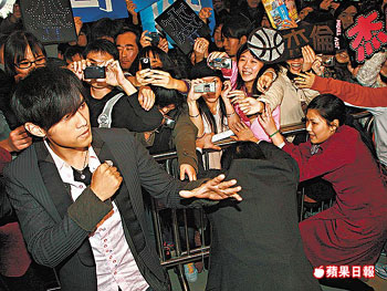 Jay Chou will beat up fans for money